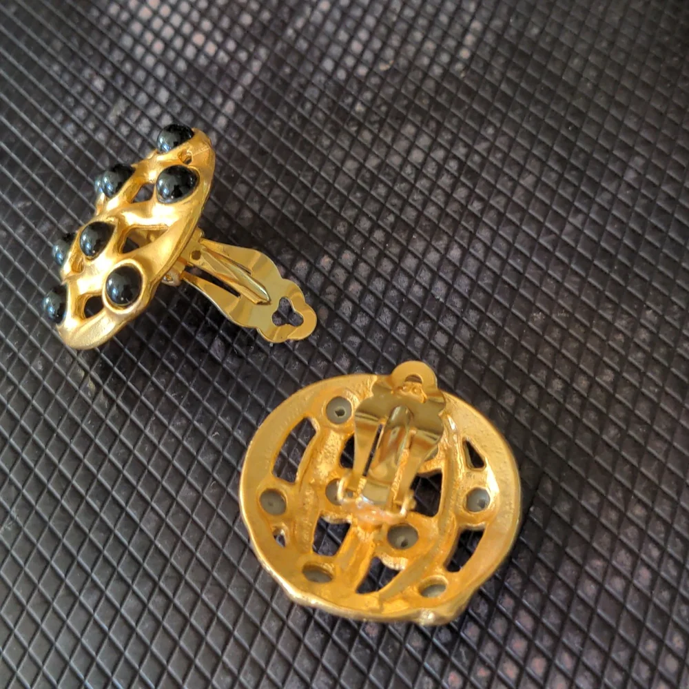 🌞🌞VINTAGE CLIP ON EARRINGS  gold tone and black - Picture 2 of 5